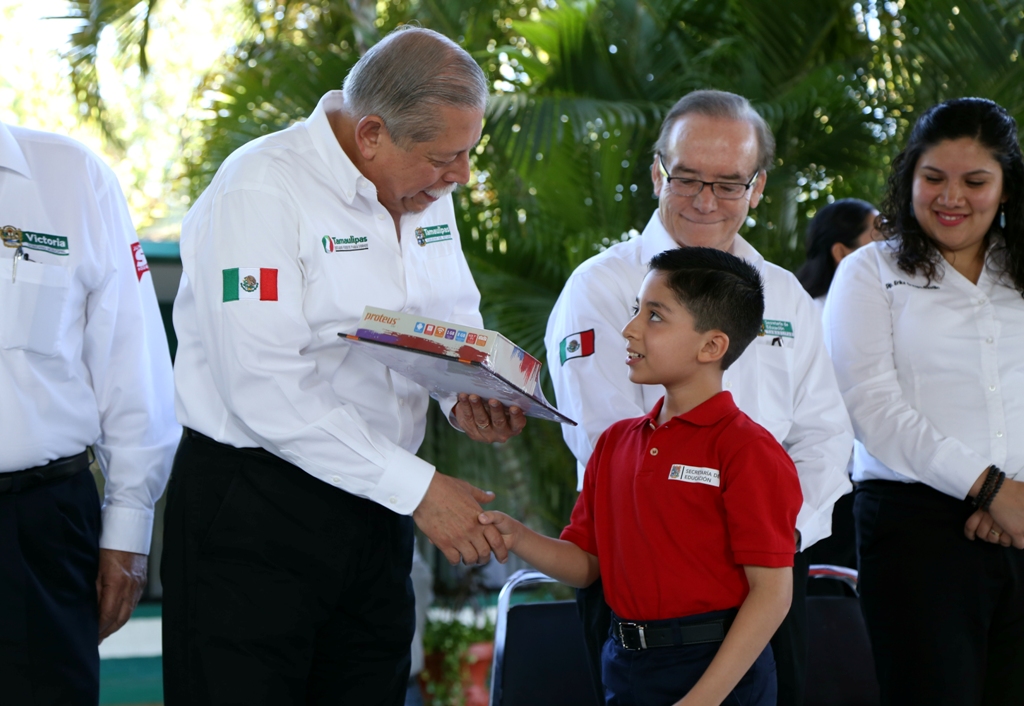 Reciben becas y estímulos 200 mil estudiantes en nuestro Estado