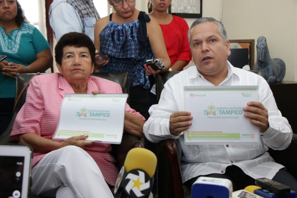 Entrega Gustavo Torres a Magdalena Peraza, carpeta de proyectos para el desarrollo de Tampico