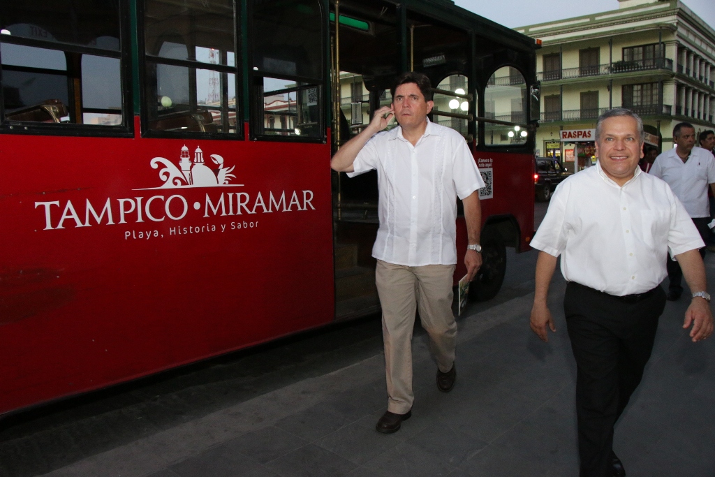 Da bienvenida Gustavo Torres a turistas que nos visitan en este periodo vacacional de verano