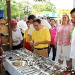 Recorren autoridades el tianguis artesanal