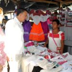 Recorren autoridades el tianguis artesanal