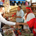 Recorren autoridades el tianguis artesanal