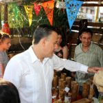 Recorren autoridades el tianguis artesanal