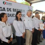Entrega alcalde JLHC 6.4 MDP en becas y estímulos educativos