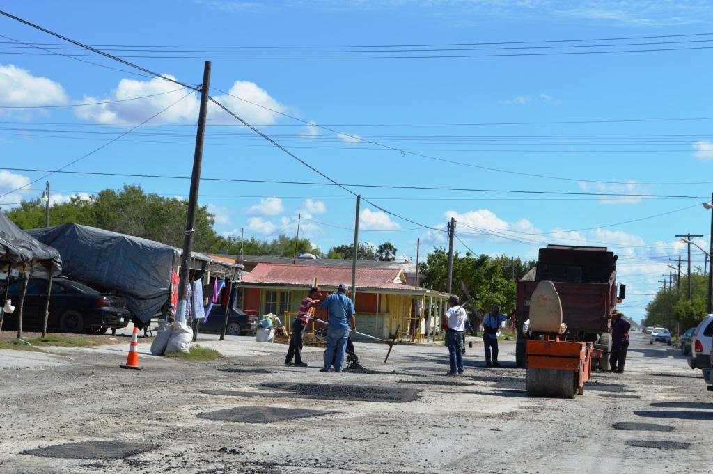 Continúa ayuntamiento trabajos de bacheo y mantenimiento de vialidades