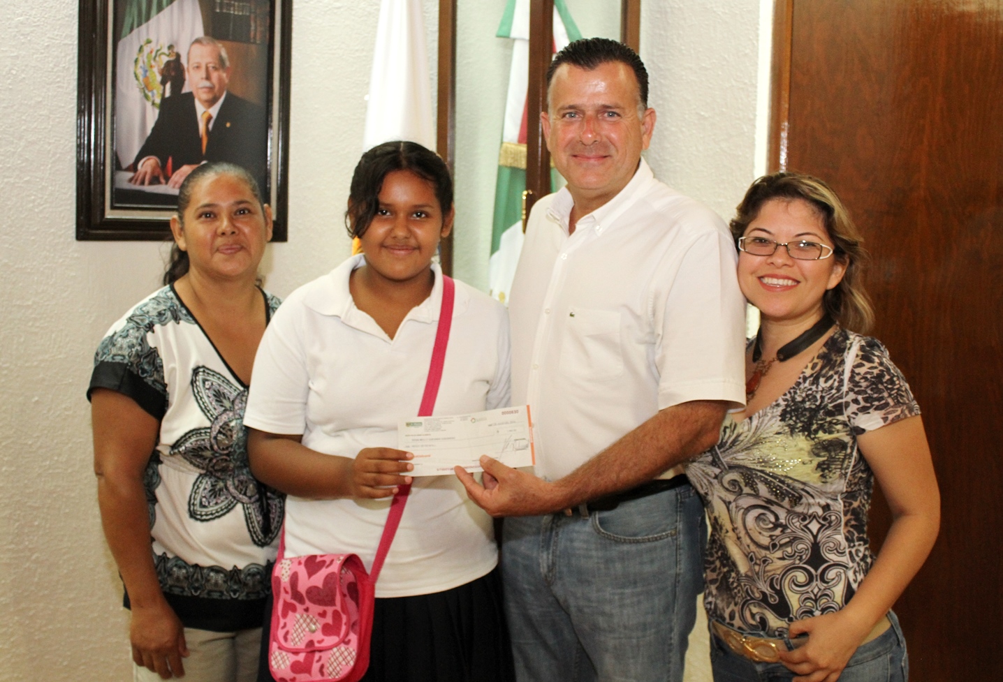 Distingue Municipio a ganadora de Olimpiada del Conocimiento