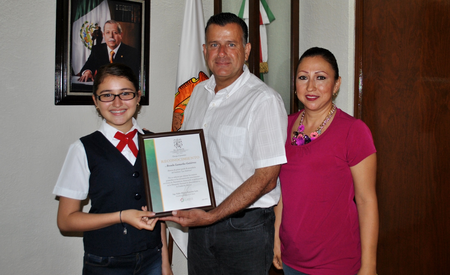 Reconoce Pablo a estudiante destacada en Matemáticas