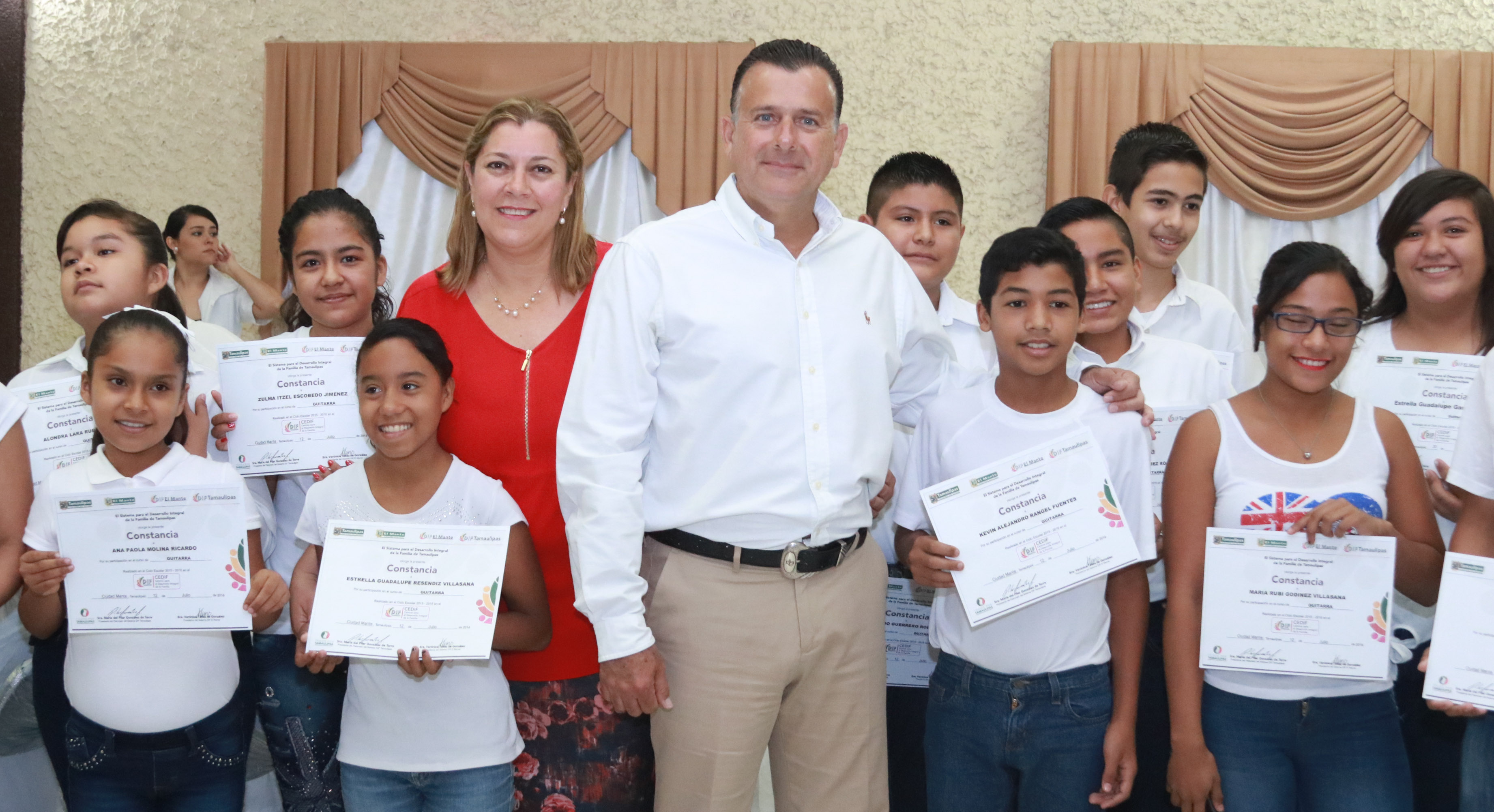 Encabezan Pablo y Verónica graduación del CEDIF Encabezan Pablo y Verónica graduación del CEDIF