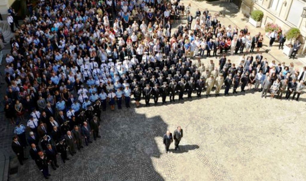 Abuchean a primer ministro francés en homenaje por atentado en Niza