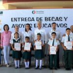 Entrega alcalde JLHC 6.4 MDP en becas y estímulos educativos