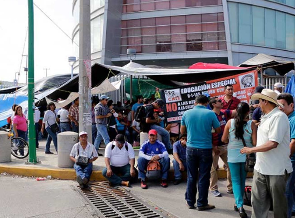 CNTE no da tregua; empresarios se amparan contra Gobierno
