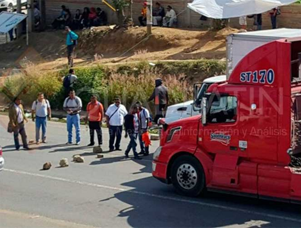CNTE retiene camiones de carga en Oaxaca