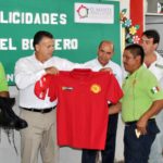 Entrega Municipio uniformes y estímulos a Bomberos