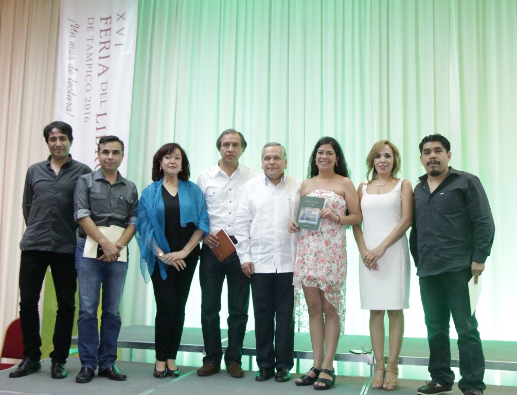 Entrega Gustavo Torres Salinas premios a ganadores del Concurso Nacional de Poesía y Cuento 2016