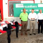 Entrega Municipio uniformes y estímulos a Bomberos