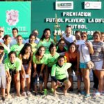 Entrega Pablo premios a ganadores del torneo de fútbol playero