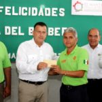 Entrega Municipio uniformes y estímulos a Bomberos
