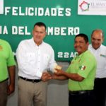 Entrega Municipio uniformes y estímulos a Bomberos