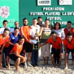 Entrega Pablo premios a ganadores del torneo de fútbol playero