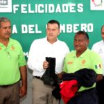 Entrega Municipio uniformes y estímulos a Bomberos
