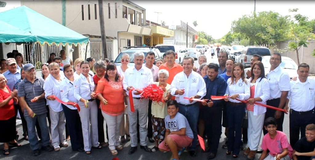 Inaugura Alcalde obra de pavimentación en la colonia Flores Magón