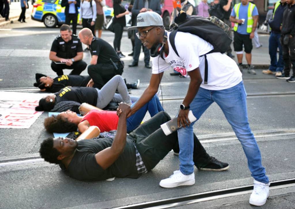 Protesta antirracista bloquea vía a aeropuerto Heathrow de Londres