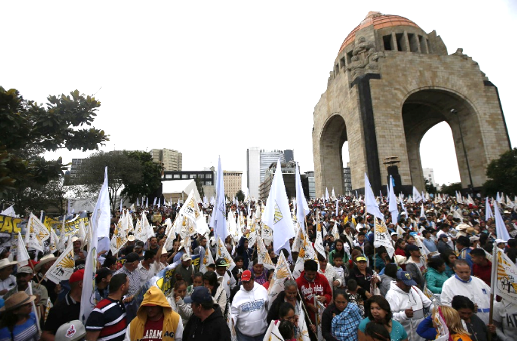 Marchan miles de campesinos al Zócalo