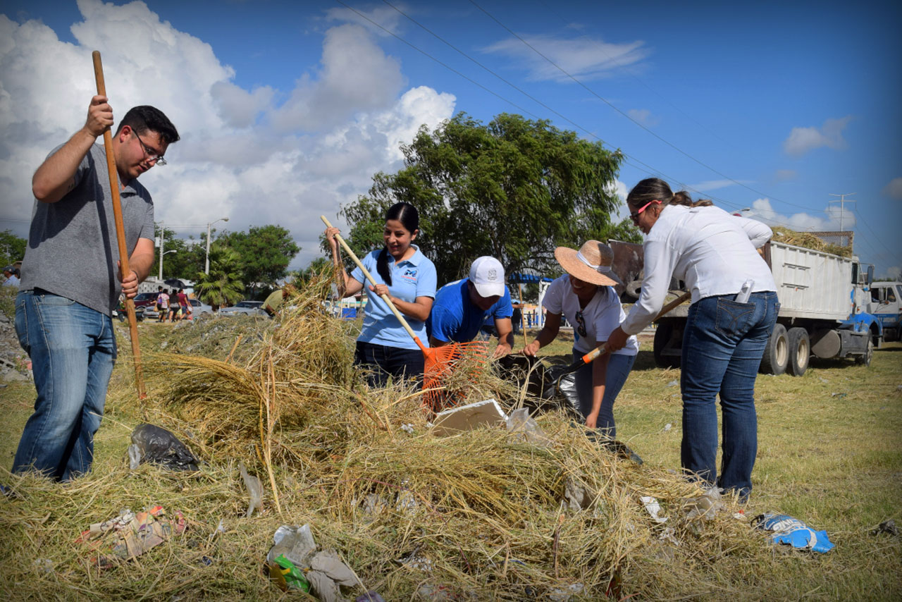 Dirige Lety Salazar intensiva faena de limpieza en la colonia Casa Blanca Dirige Lety Salazar intensiva faena de limpieza en la colonia Casa Blanca