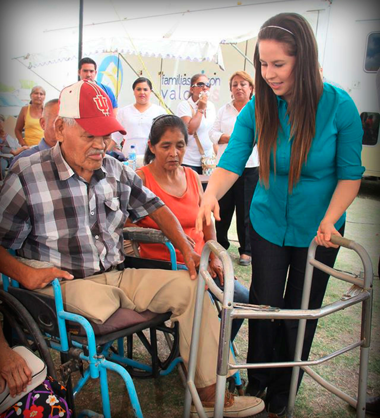 Beneficia Lizzy Salazar a más familias con brigada médica asistencial