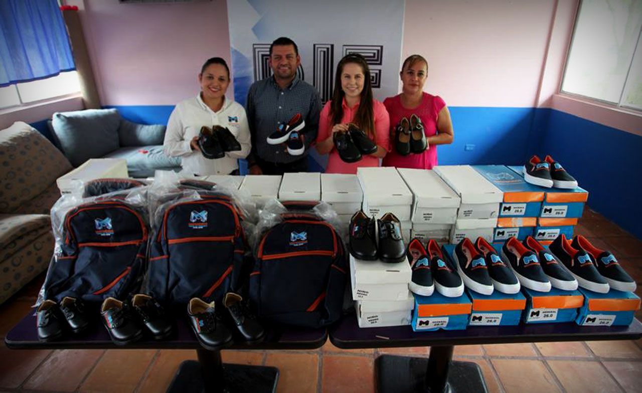 Entrega Lizzy Salazar zapatos y mochilas a niños de Casa Hogar Entrega Lizzy Salazar zapatos y mochilas a niños de Casa Hogar
