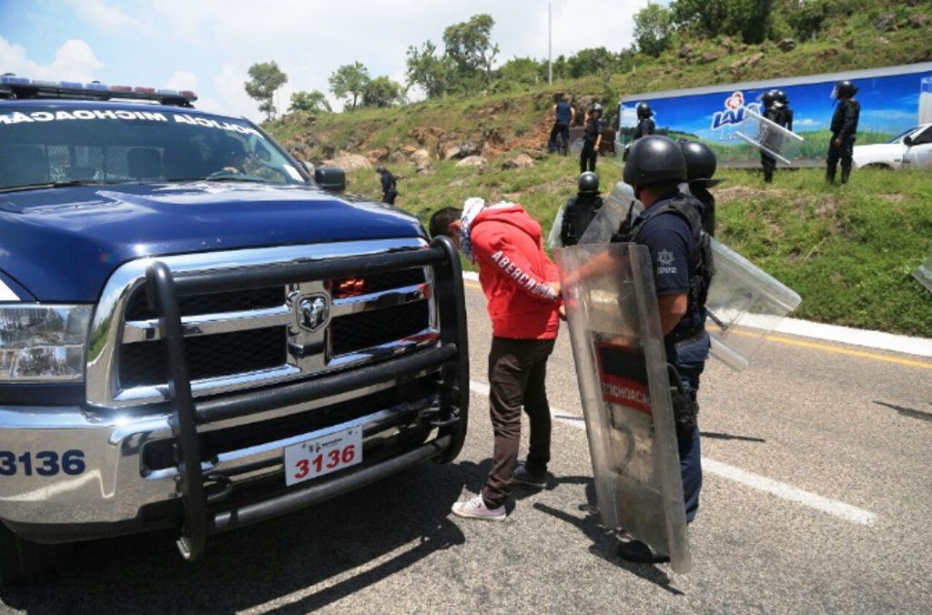 Apresan a 37 normalistas por bloqueos en Michoacán