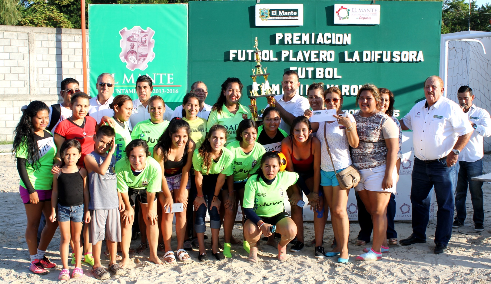 Entrega Pablo premios a ganadores del torneo de fútbol playero Entrega Pablo premios a ganadores del torneo de fútbol playero