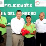 Entrega Municipio uniformes y estímulos a Bomberos
