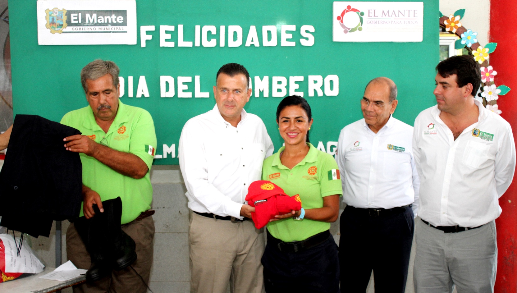 Entrega Municipio uniformes y estímulos a Bomberos Entrega Municipio uniformes y estímulos a Bomberos