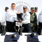 Entrega Pablo dos patrullas y dotación de uniformes a Tránsito