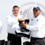 Entrega Pablo dos patrullas y dotación de uniformes a Tránsito