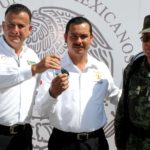 Entrega Pablo dos patrullas y dotación de uniformes a Tránsito