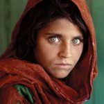Apresan a afgana emblema del 'National Geographic' por tramposa
