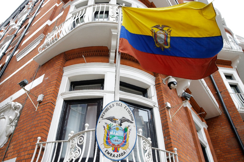 Assange, aislado y confrontado en Ecuador Assange, aislado y confrontado en Ecuador