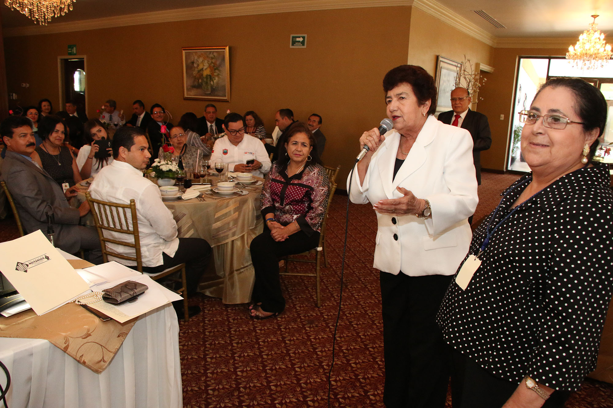 Reconoce Magdalena Peraza a Notarios de Tampico