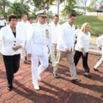 Alcaldesa acompaña al Gobernador en celebración del día de la Armada