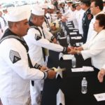 Alcaldesa acompaña al Gobernador en celebración del día de la Armada