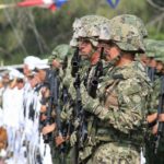 Alcaldesa acompaña al Gobernador en celebración del día de la Armada