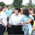 Entrega Magdalena Peraza apoyos a familias de la colonia Revolución Verde afectadas por la pasada contingencia