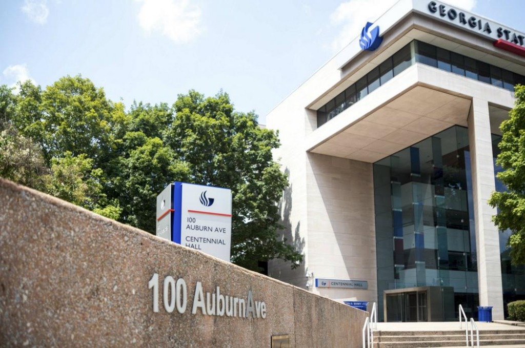 Dos universidades en EU retiran prohibición a migrantes
