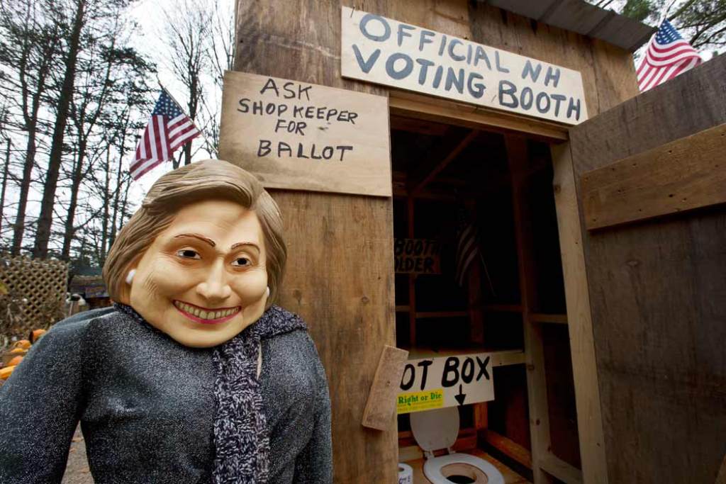 Clinton triunfa con votos en la 'casilla' de un baño