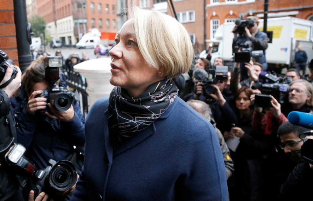 Fiscales interrogan a Assange en Londres