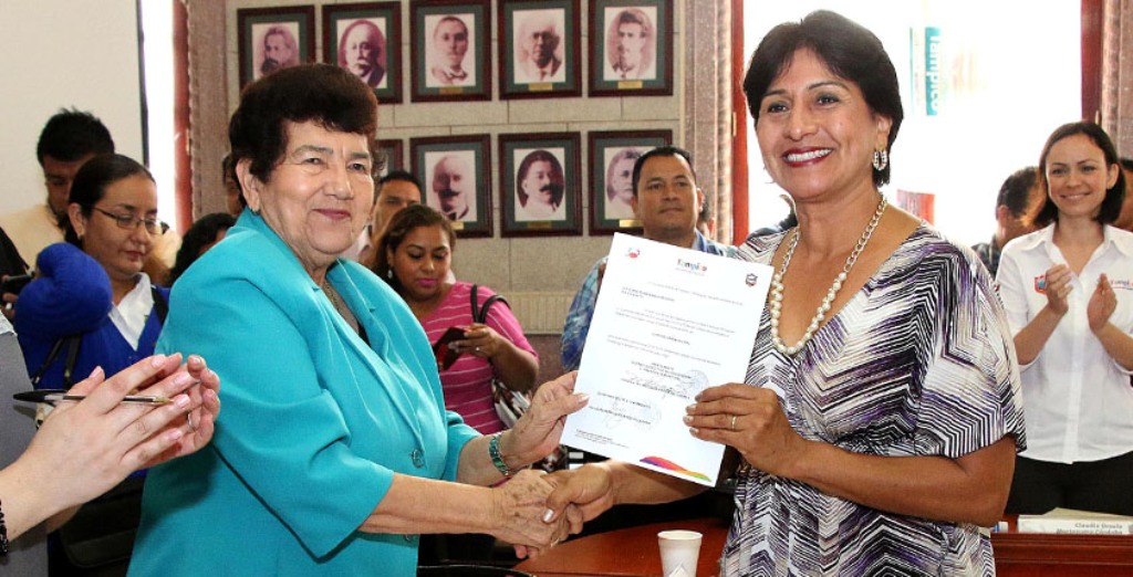 Entrega Magdalena Peraza nombramiento a Evangelina Banda Segovia como Contralora municipal