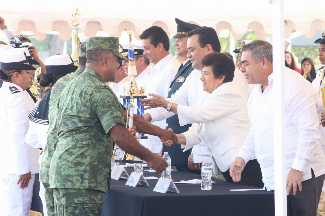 Alcaldesa acompaña al Gobernador en celebración del día de la Armada