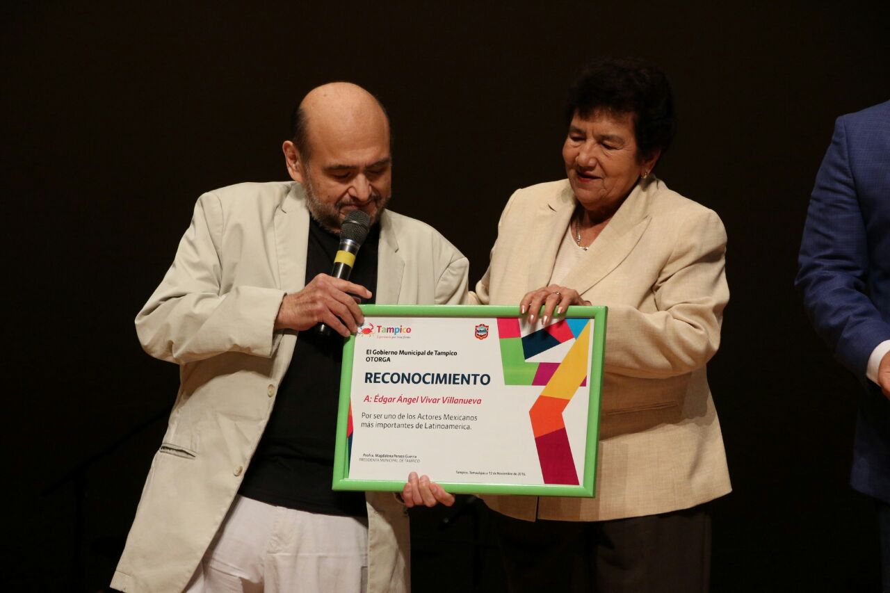 Alcaldesa rinde homenaje a Édgar Vivar en Festival de Cine